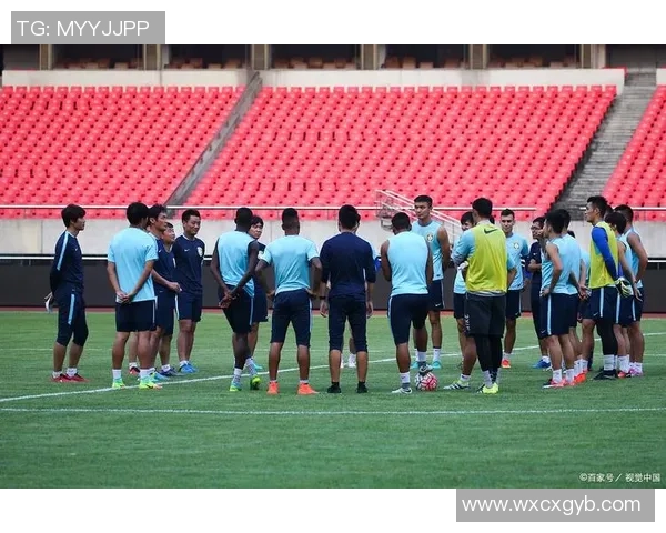 4号足球明星是如何在赛场上展现个人魅力与团队精神的精彩故事 4号足球明星是如何在赛场上展现个人魅力与团队精神的精彩故事